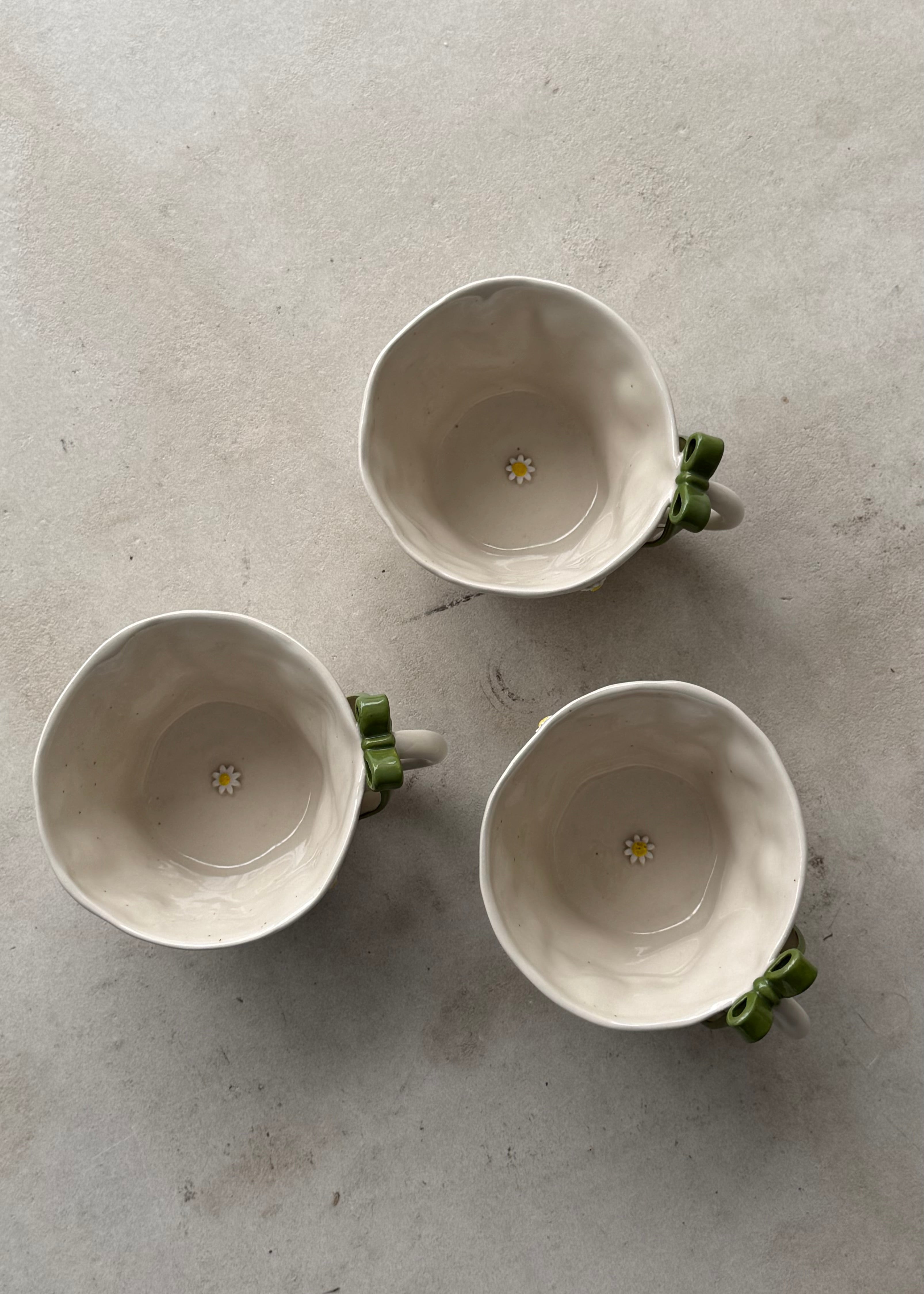 Bow & daisy mug